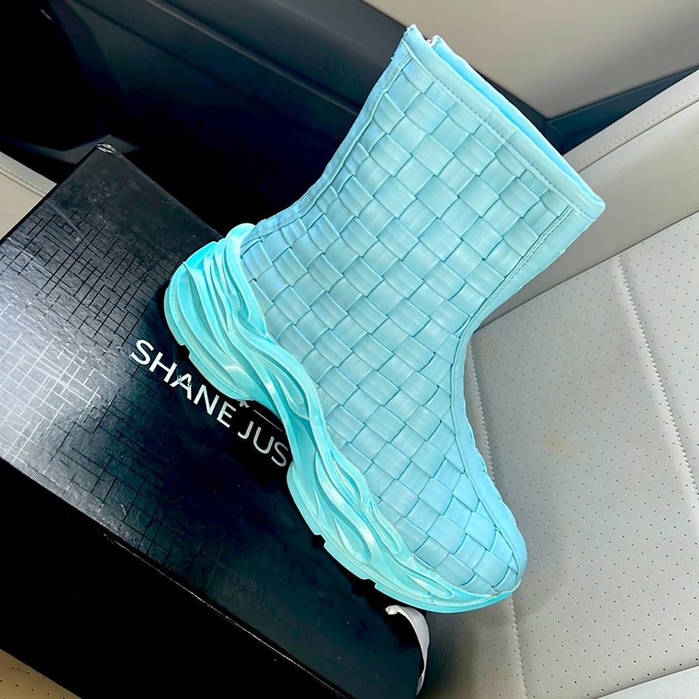 “Shane” sky blue runway trainers